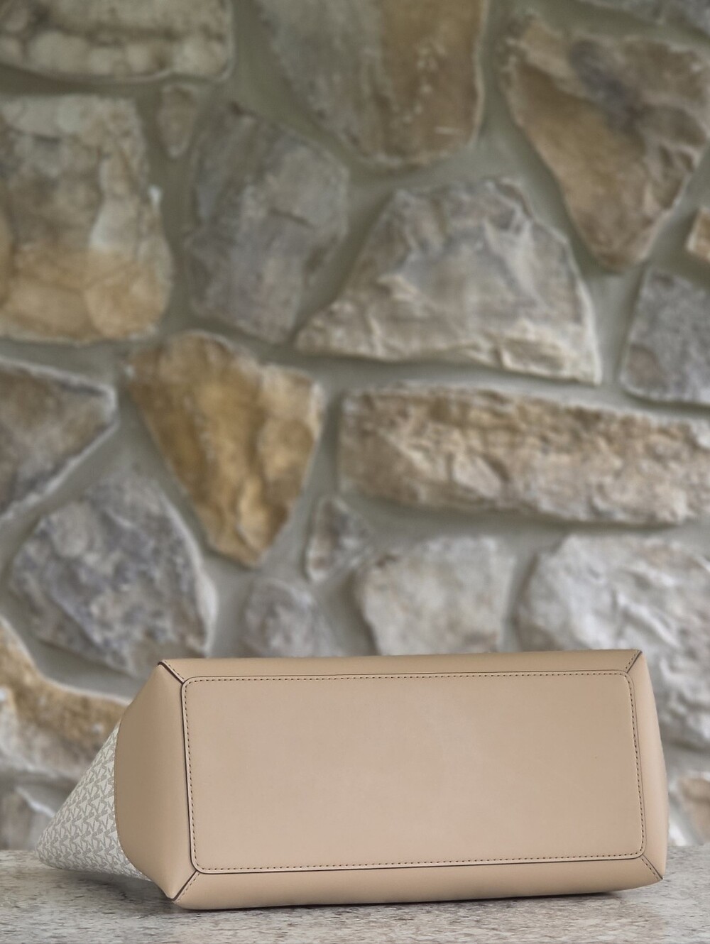 Michael Kors Reed Logo Large Belted Tote Bag - Picture 4 of 9